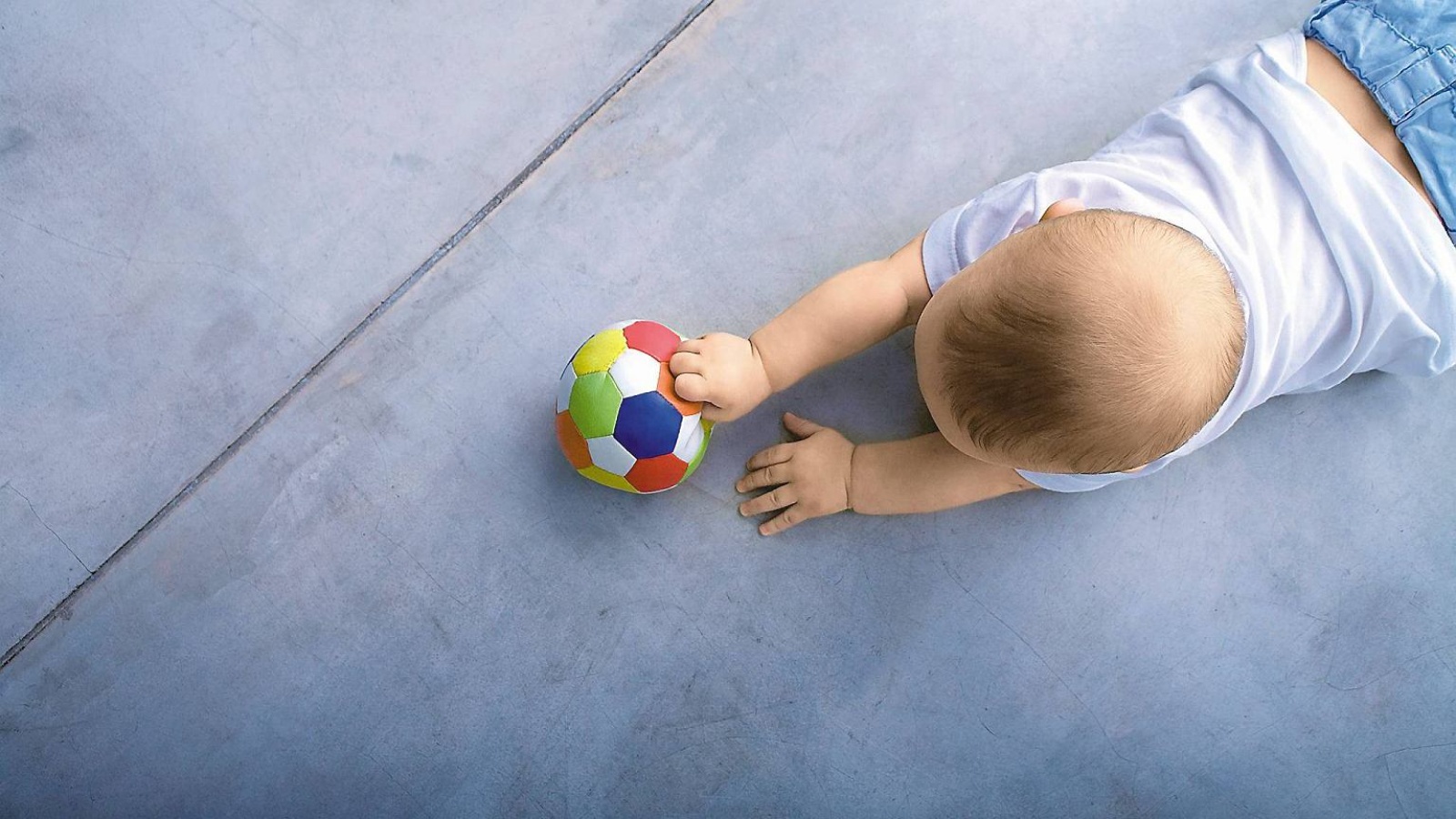 Игры в 1 2 месяца. Малыш с мячом. Мяч для детей. Мячики для детей. Малыши играют в мяч.